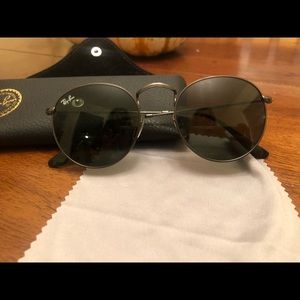 Black round ray bans